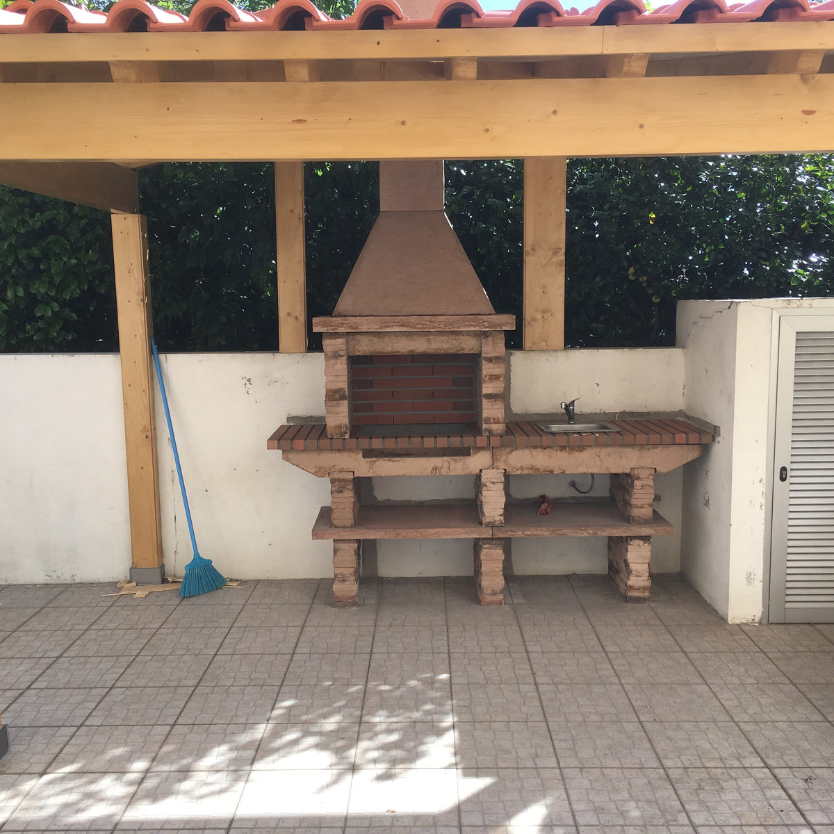 Basalto 360 – Grillkamin aus Schiefer-Kunststein mit Spüle + Edelstahlhahn – Grillrost 60 cm (Grau oder Braun)
