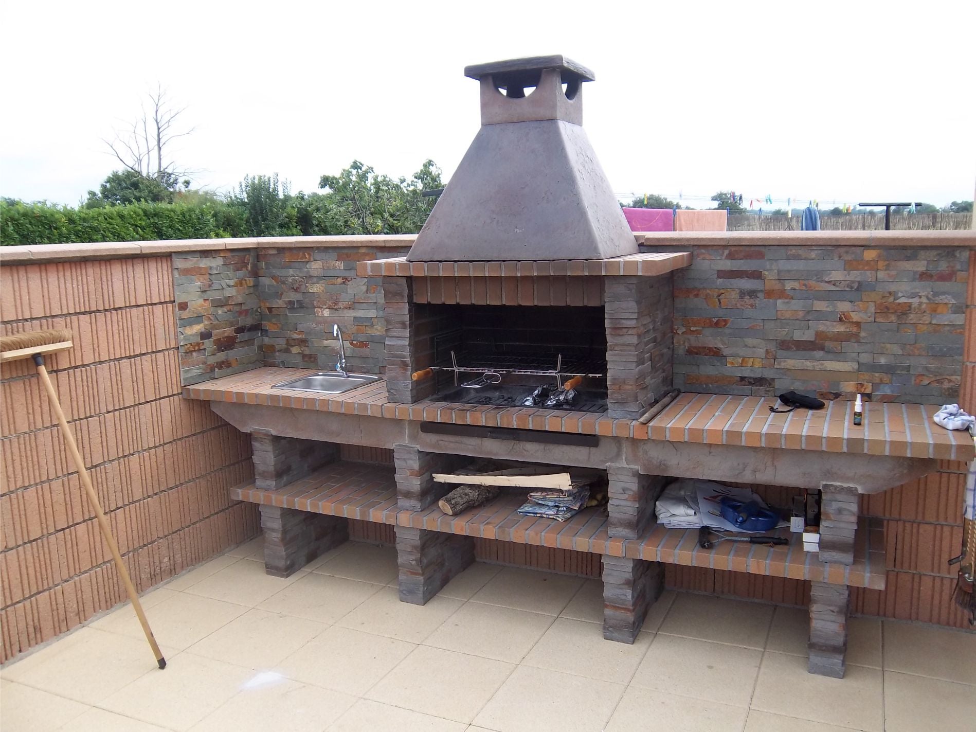 Basalto 480 – Grill aus Schiefer-Imitat mit großer Ablagefläche und Arbeitsplatte – 80 cm Grillrost (Grau oder Braun) – Spülbecken aus Edelstahl optional