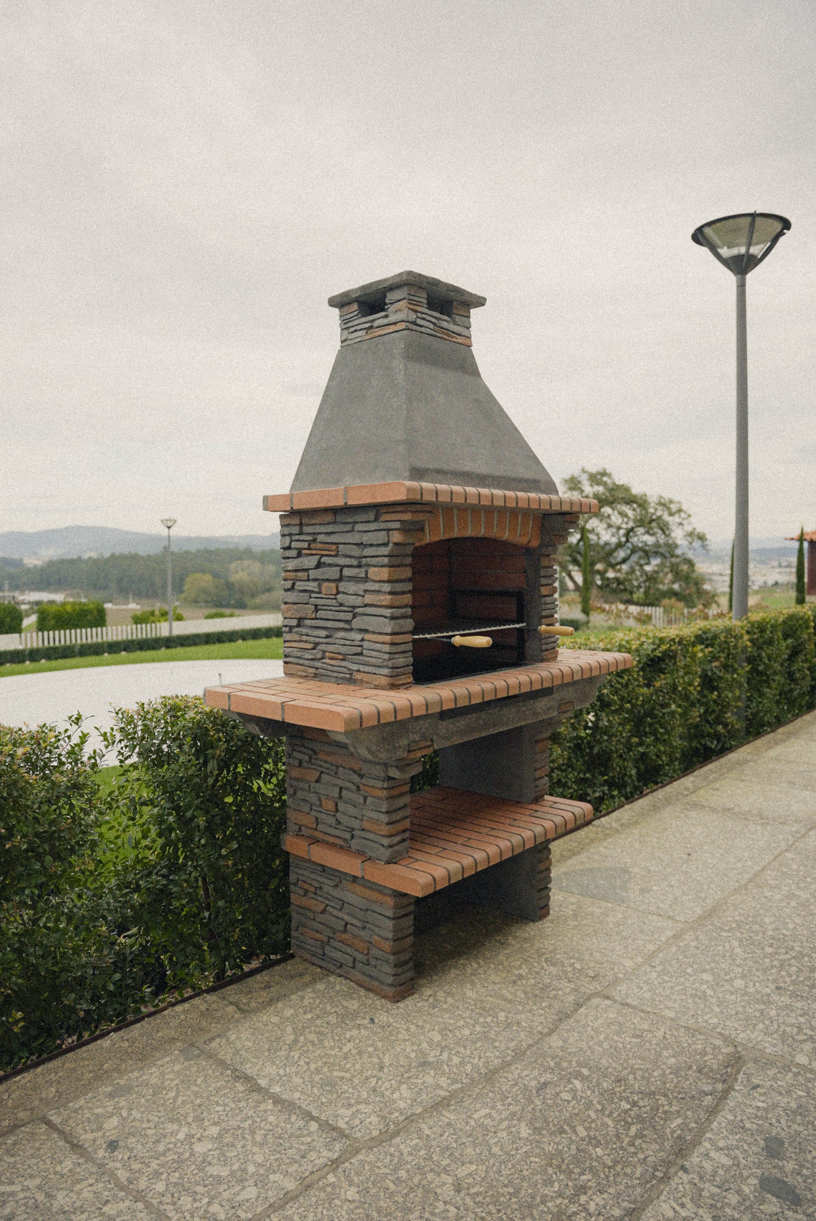 Grill RIVIERA 402 – Kunststein, Kamin, Holz/Kohle