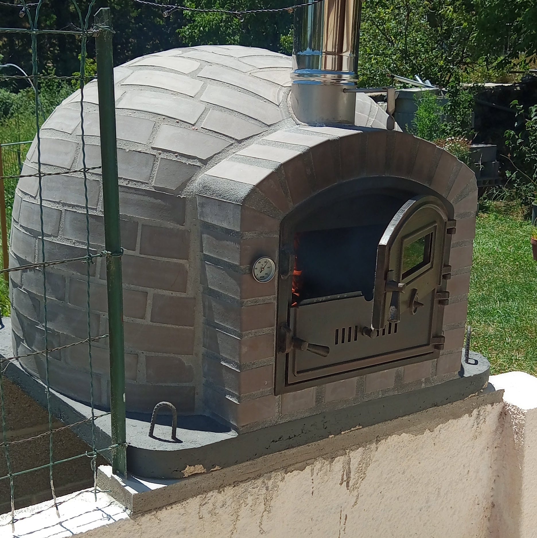 ROTERRA Holzofen – Gemauerter Pizzaofen und Drehspieß