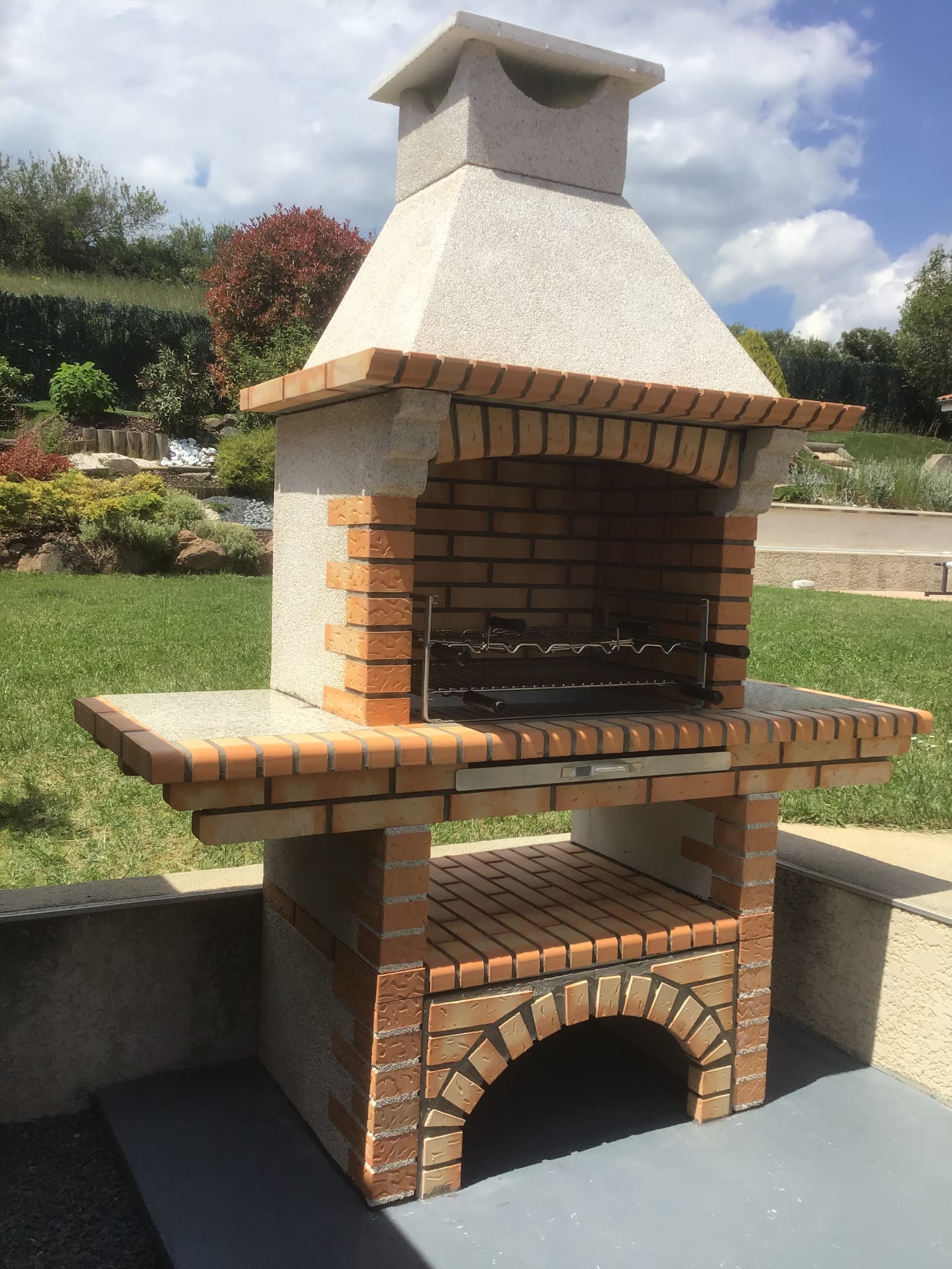 Calabria 206G – Traditioneller Grill aus Ziegel & Kunststein mit Ablage – Grillfläche 70 cm