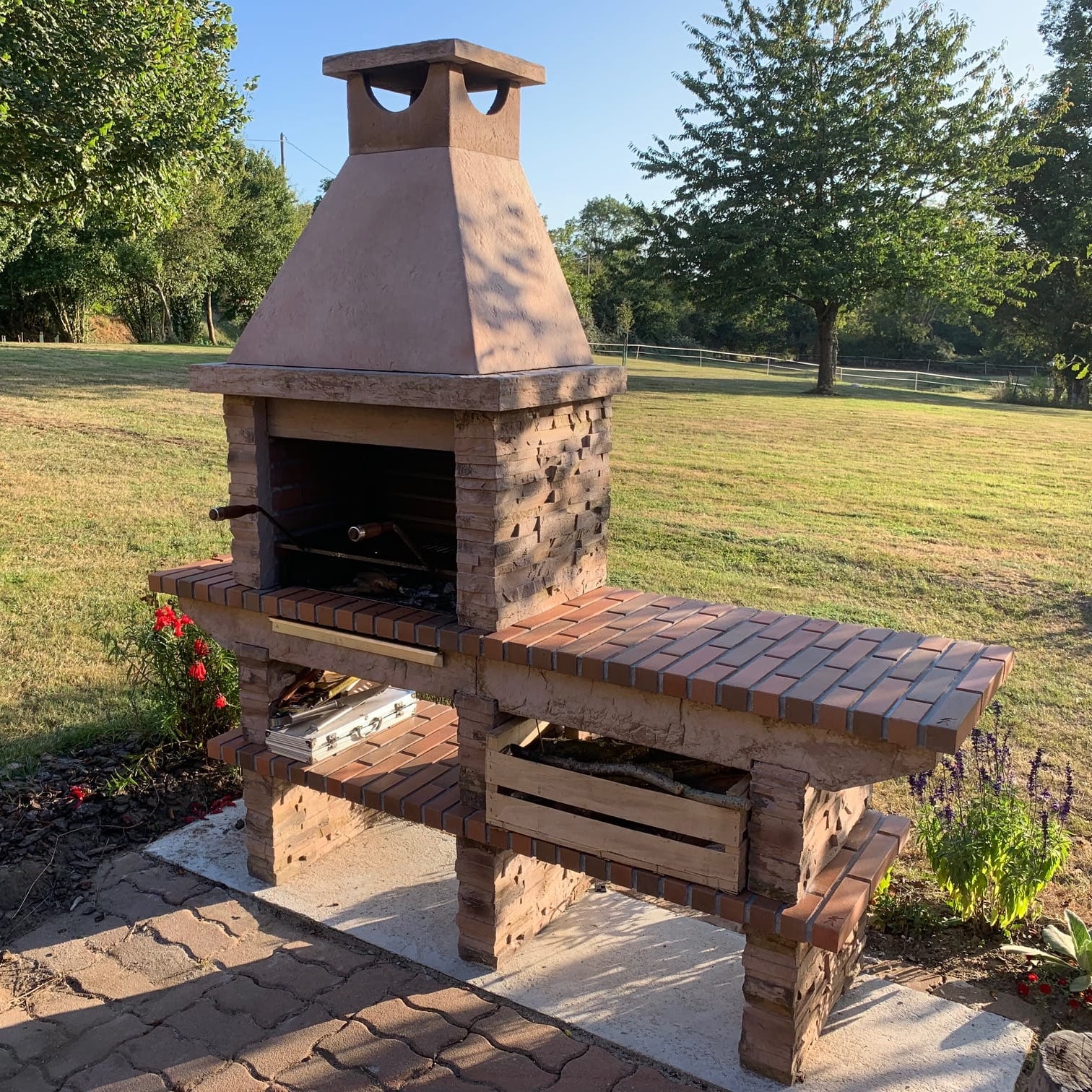 Basalto 360 – Grillkamin aus Schiefer-Kunststein mit Spüle + Edelstahlhahn – Grillrost 60 cm (Grau oder Braun)