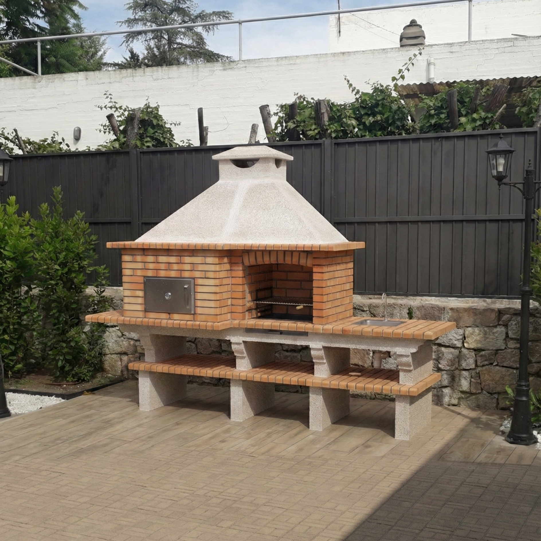Brava 102F – Outdoor-Backsteinküche, gerade, mit Ø80 cm Ofen & Spüle (Wasserhahn inklusive)