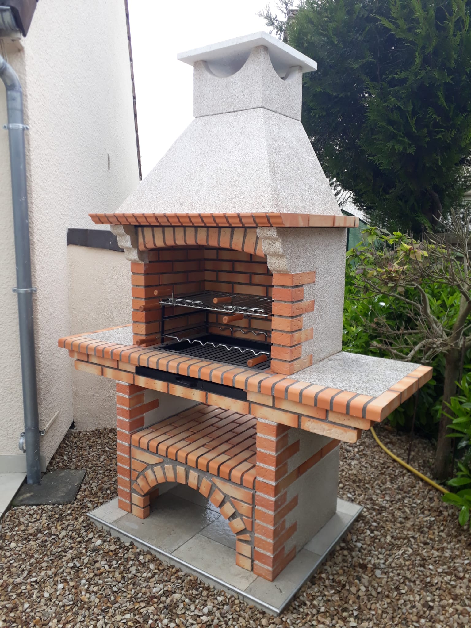 Calabria 206G – Traditioneller Grill aus Ziegel & Kunststein mit Ablage – Grillfläche 70 cm