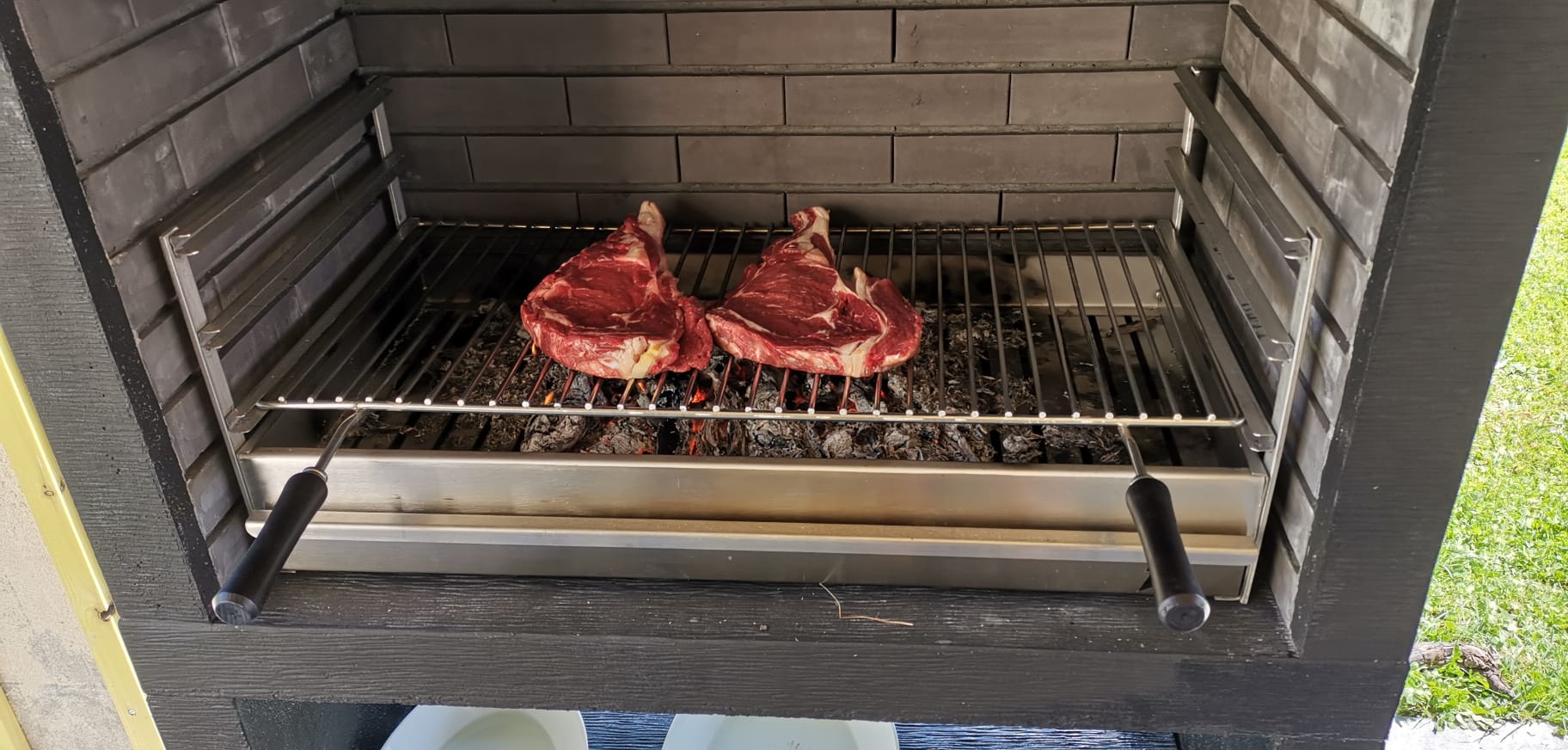 Linie 25 – Moderner Design-Grill (4 Farben) inklusive 80 cm Edelstahlrost