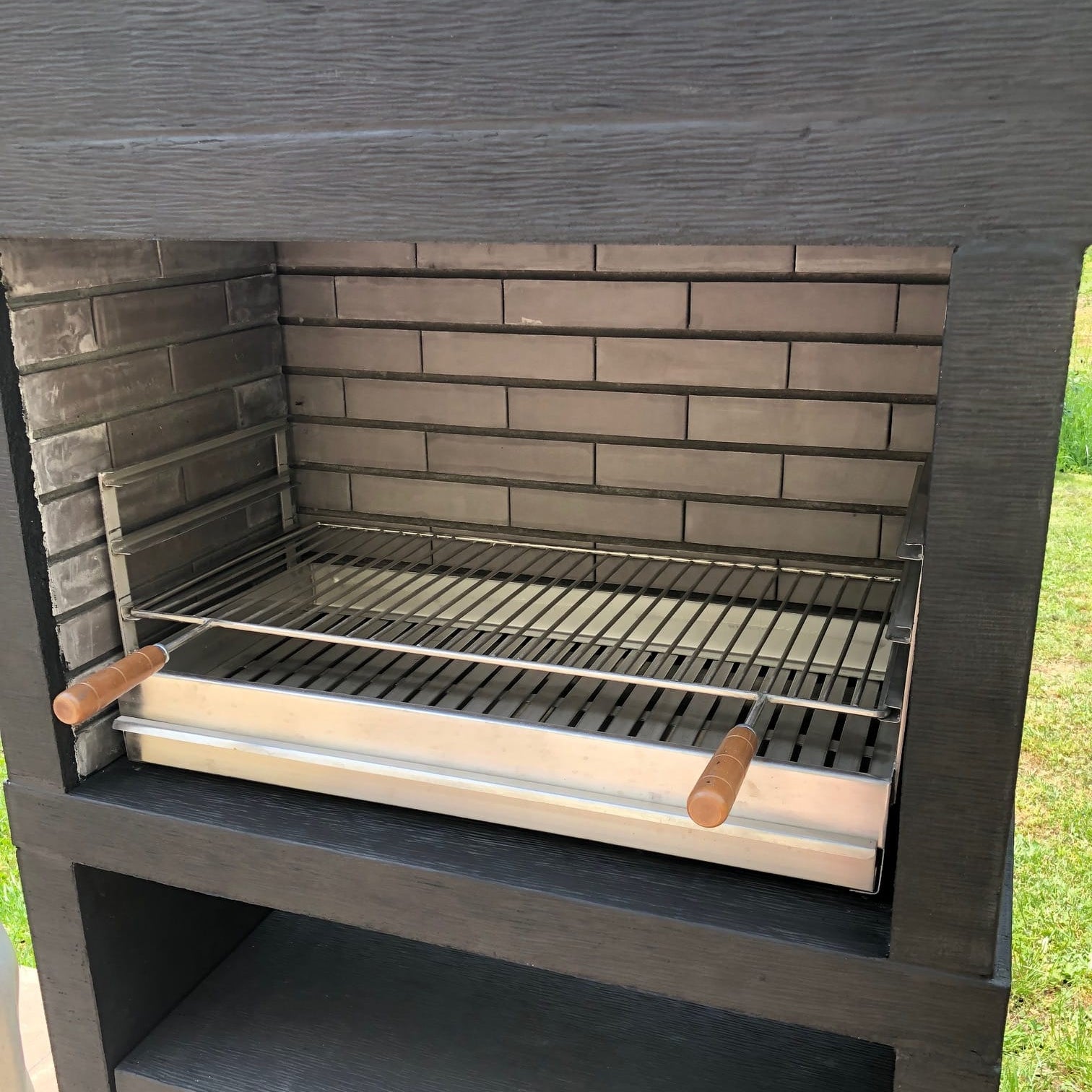 Linie 25 – Moderner Design-Grill (4 Farben) inklusive 80 cm Edelstahlrost