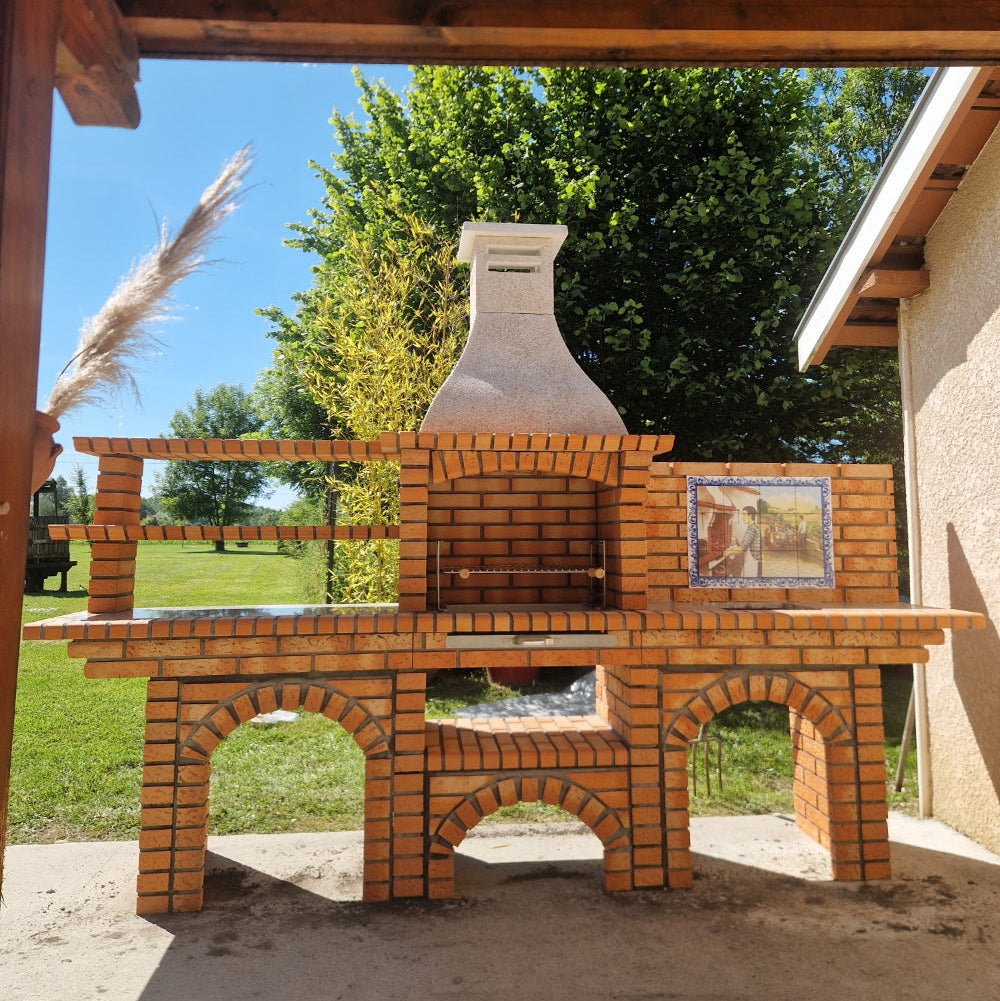 Calabria 601 – Barbecue komplett aus Ziegeln mit 2 Tischen (Regale + Spüle optional) – Fresko inbegriffen