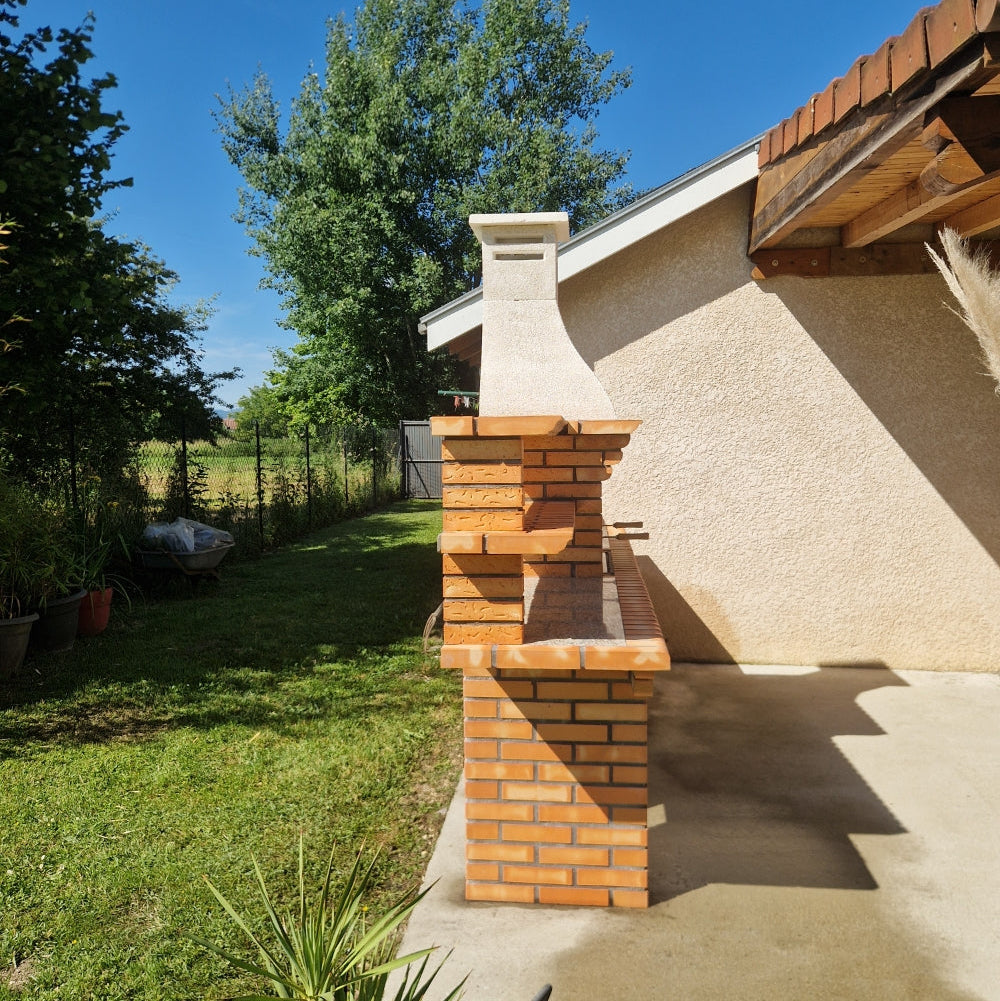 Calabria 601 – Barbecue komplett aus Ziegeln mit 2 Tischen (Regale + Spüle optional) – Fresko inbegriffen
