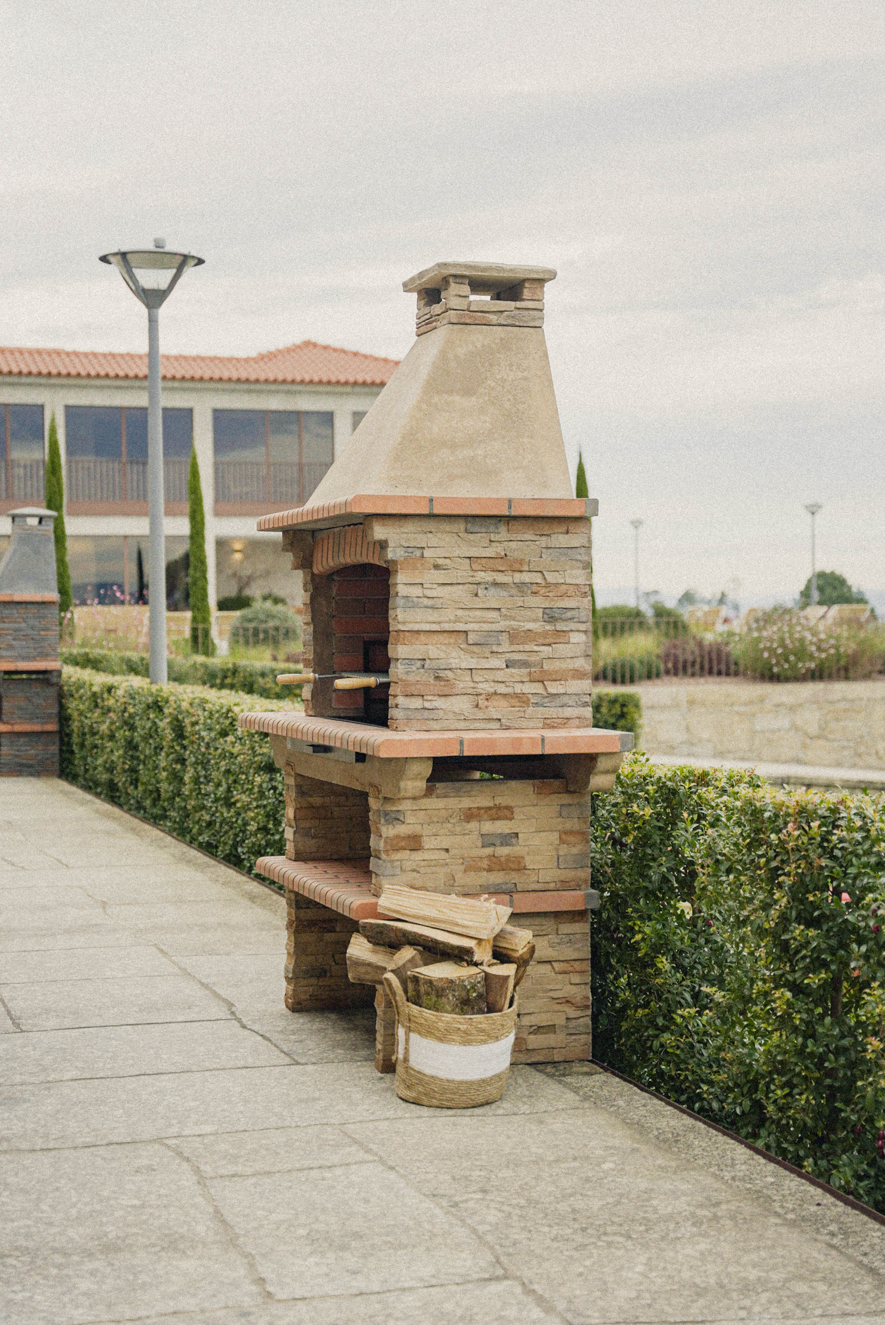Riviera XL Stein-Grill – Modell 421 | Große Feuerstelle 83 cm