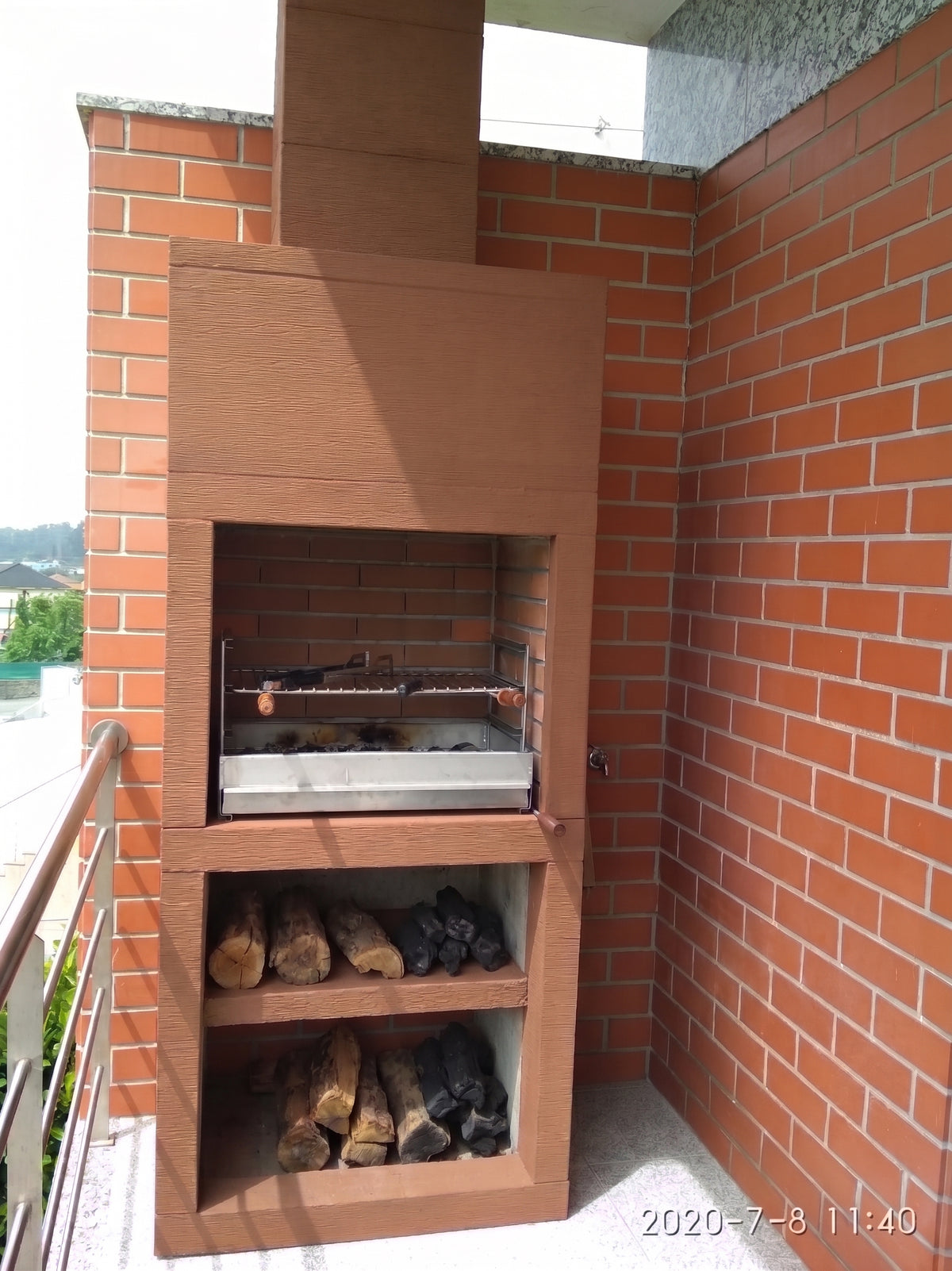 Linie 10 – Moderner Design-Grill (4 Farben) mit 60 cm Grillrost aus Stahl inklusive