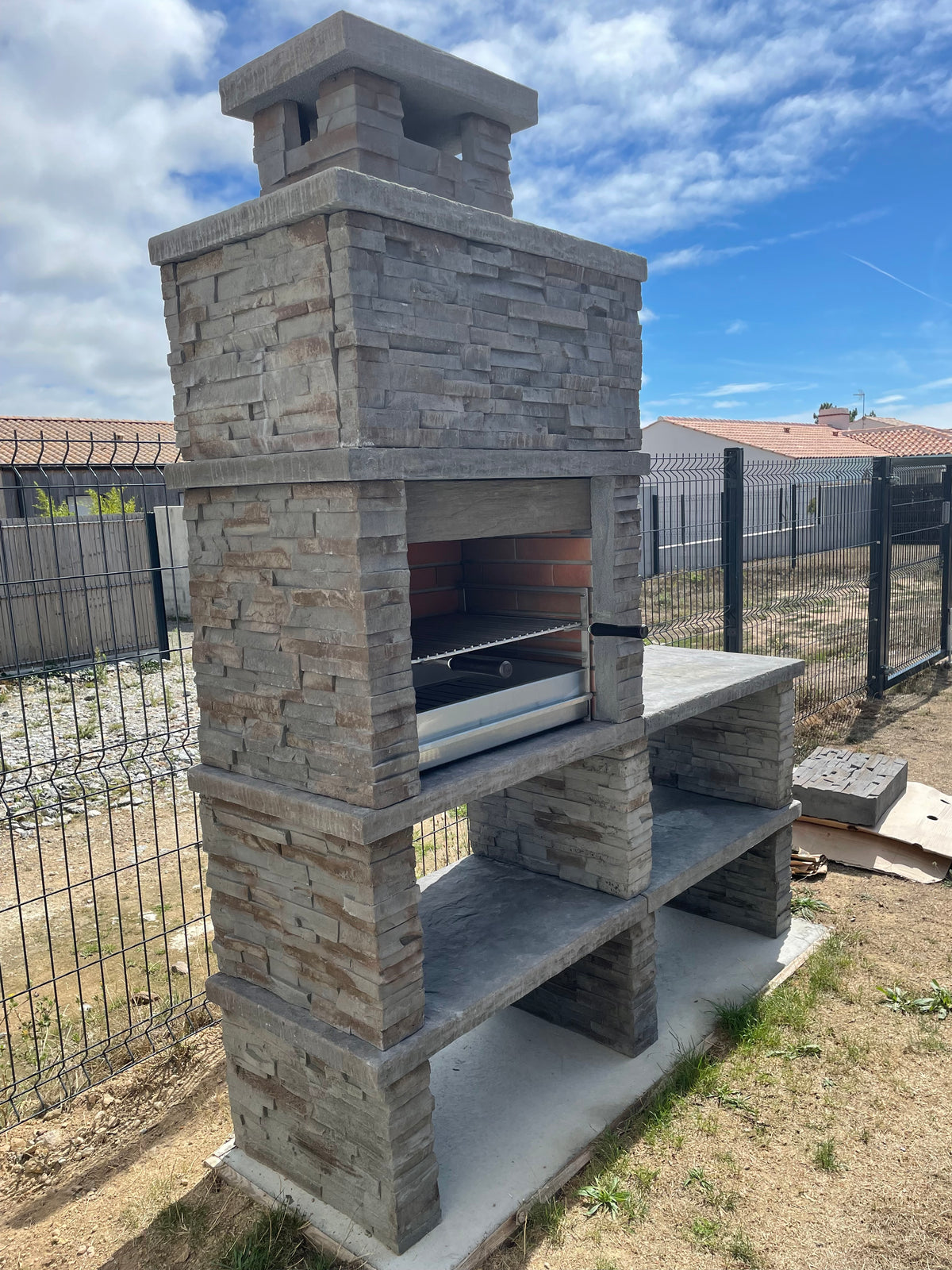 Montara 40 – Grill aus rekonstituiertem Stein in Schieferoptik mit 60-cm-Grillrost und Edelstahlspüle
