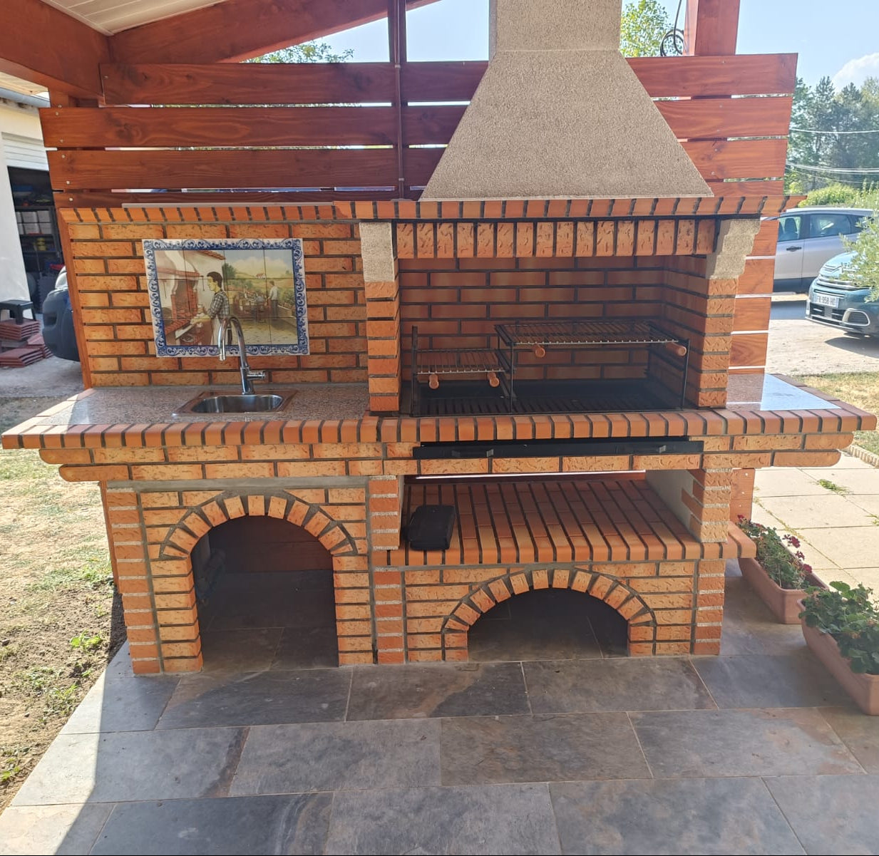 Kalabrien 326 – Grillkamin aus Ziegel & Kunststein mit großer Arbeitsplatte – Grillfläche 90 cm (Spüle + Fresko optional)