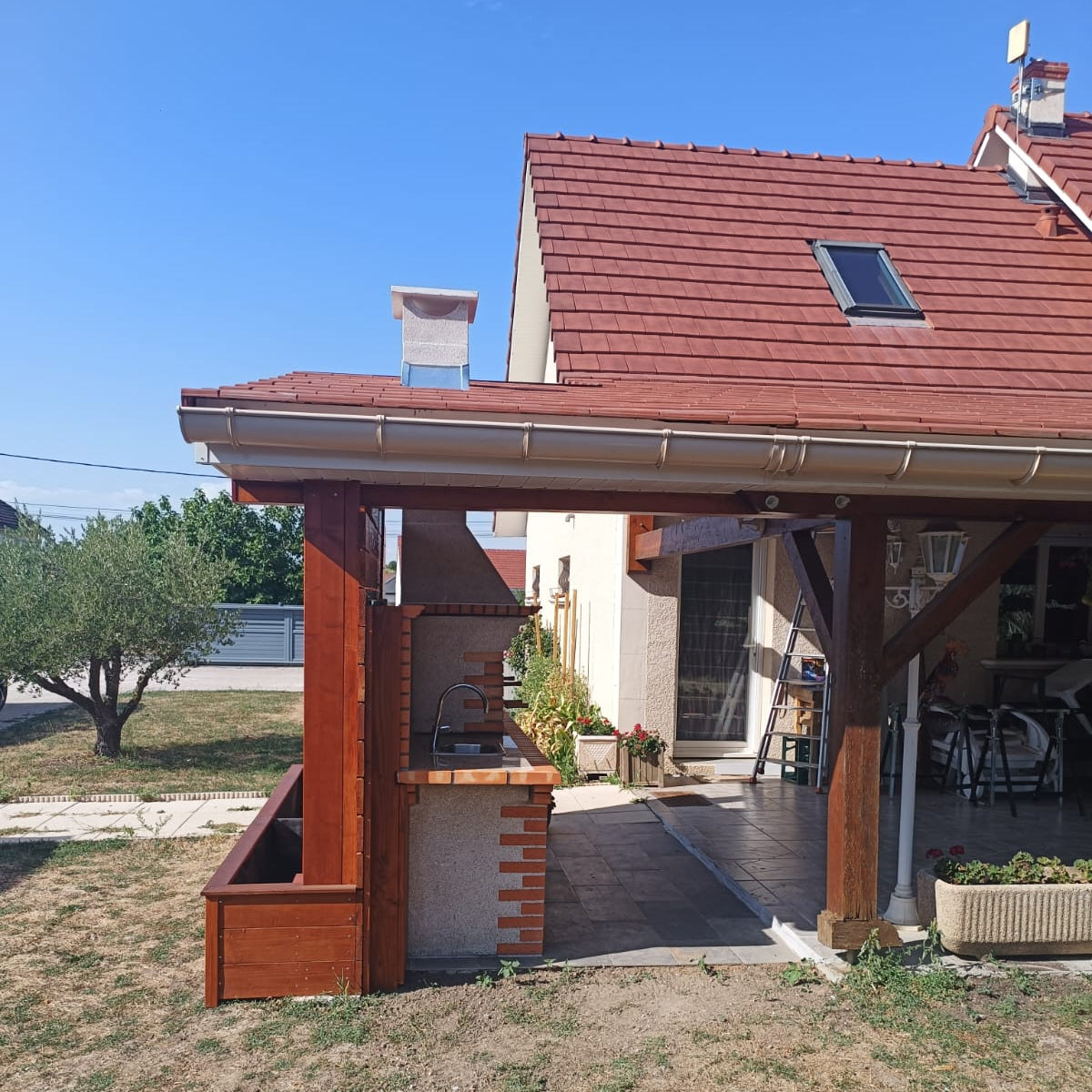 Kalabrien 326 – Grillkamin aus Ziegel & Kunststein mit großer Arbeitsplatte – Grillfläche 90 cm (Spüle + Fresko optional)