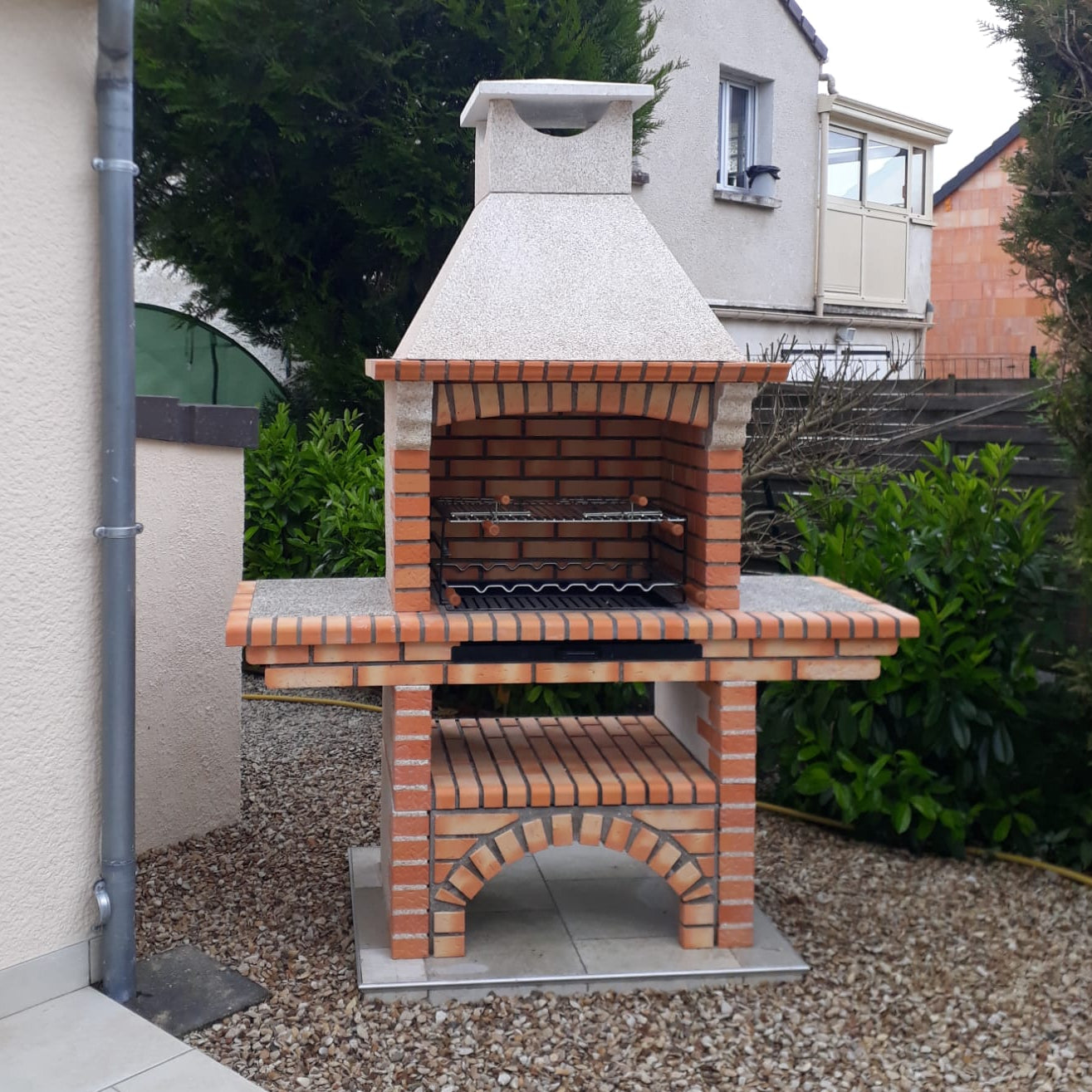 Calabria 206G – Traditioneller Grill aus Ziegel & Kunststein mit Ablage – Grillfläche 70 cm