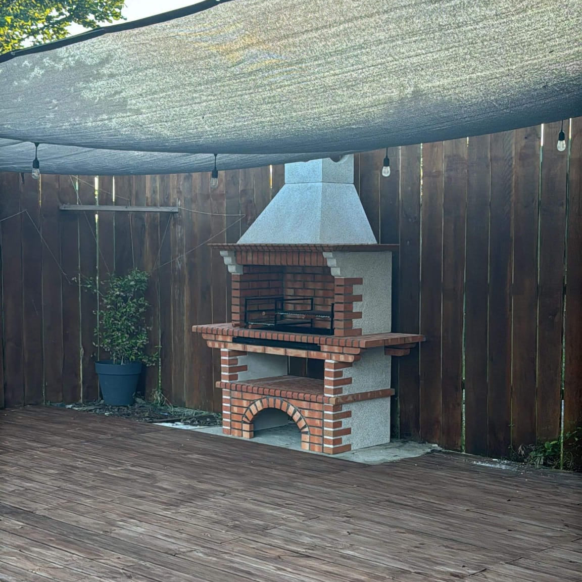 Calabria 325 – Traditioneller Grill aus Ziegel & Kunststein mit großen Ablagen – 90 cm Grillrost