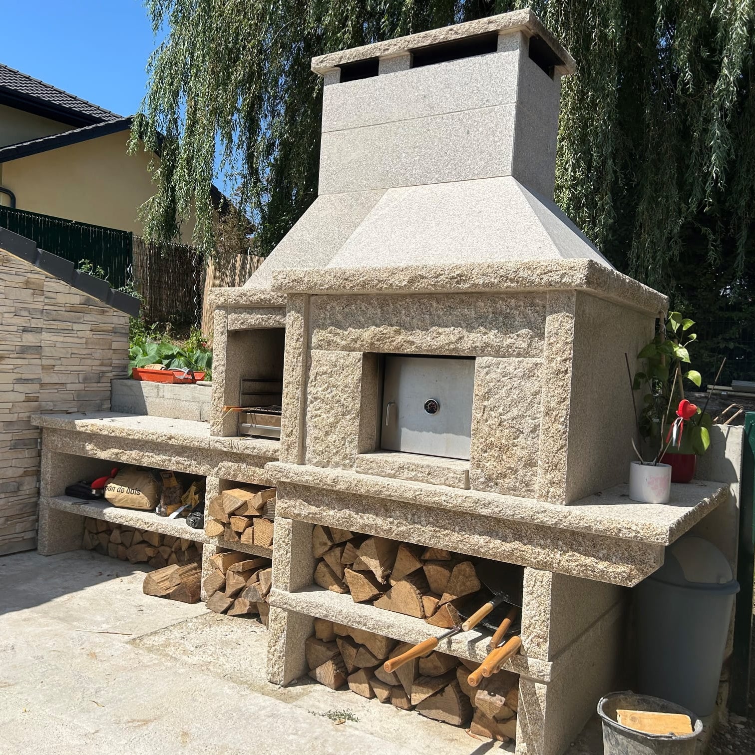 Granito 17 – Outdoor-Küche aus unbehandeltem Granit mit Ofen & Spülbecken (70 cm Grill)