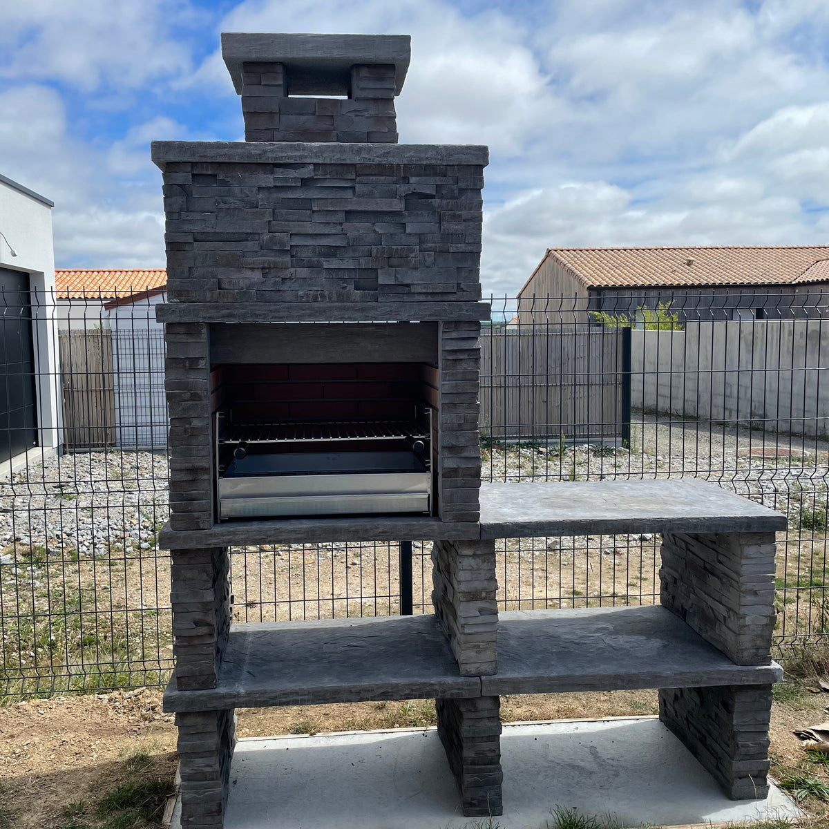 Montara 40 – Grill aus rekonstituiertem Stein in Schieferoptik mit 60-cm-Grillrost und Edelstahlspüle