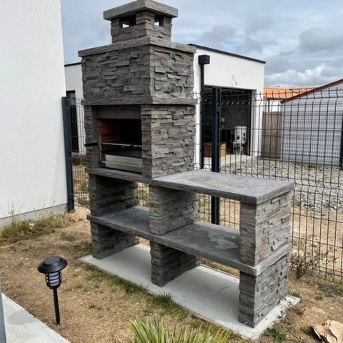 Montara 40 – Grill aus rekonstituiertem Stein in Schieferoptik mit 60-cm-Grillrost und Edelstahlspüle